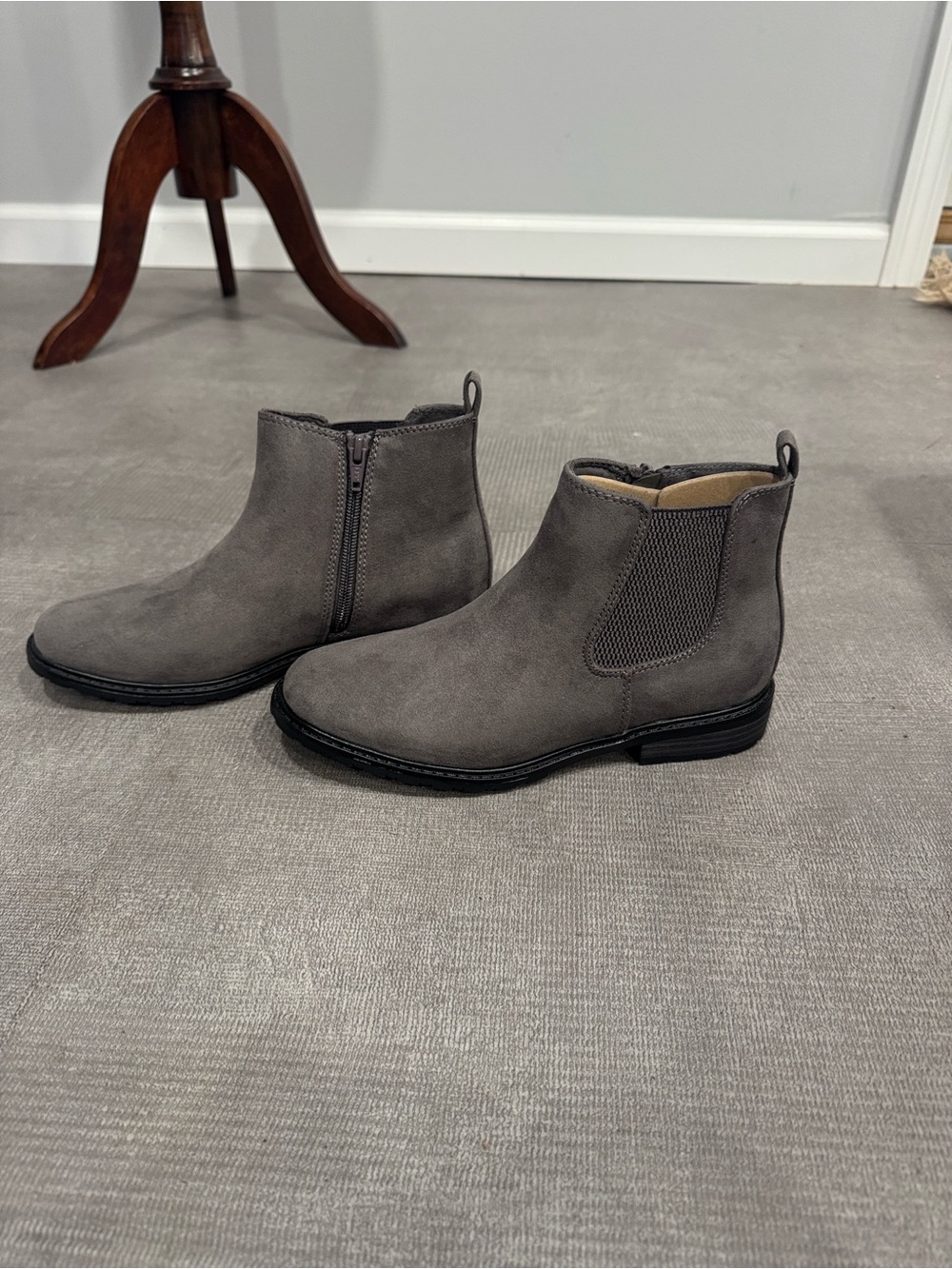 Sonomas Gray Suede Chelsea Boots - Sleek Side-Zip Design Size 7.5 - Picture 2 of 6